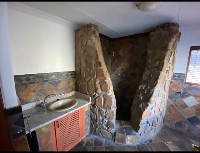 5 BEDROOM FREESTANDING FOR SALE IN WATERKLOOF AH
